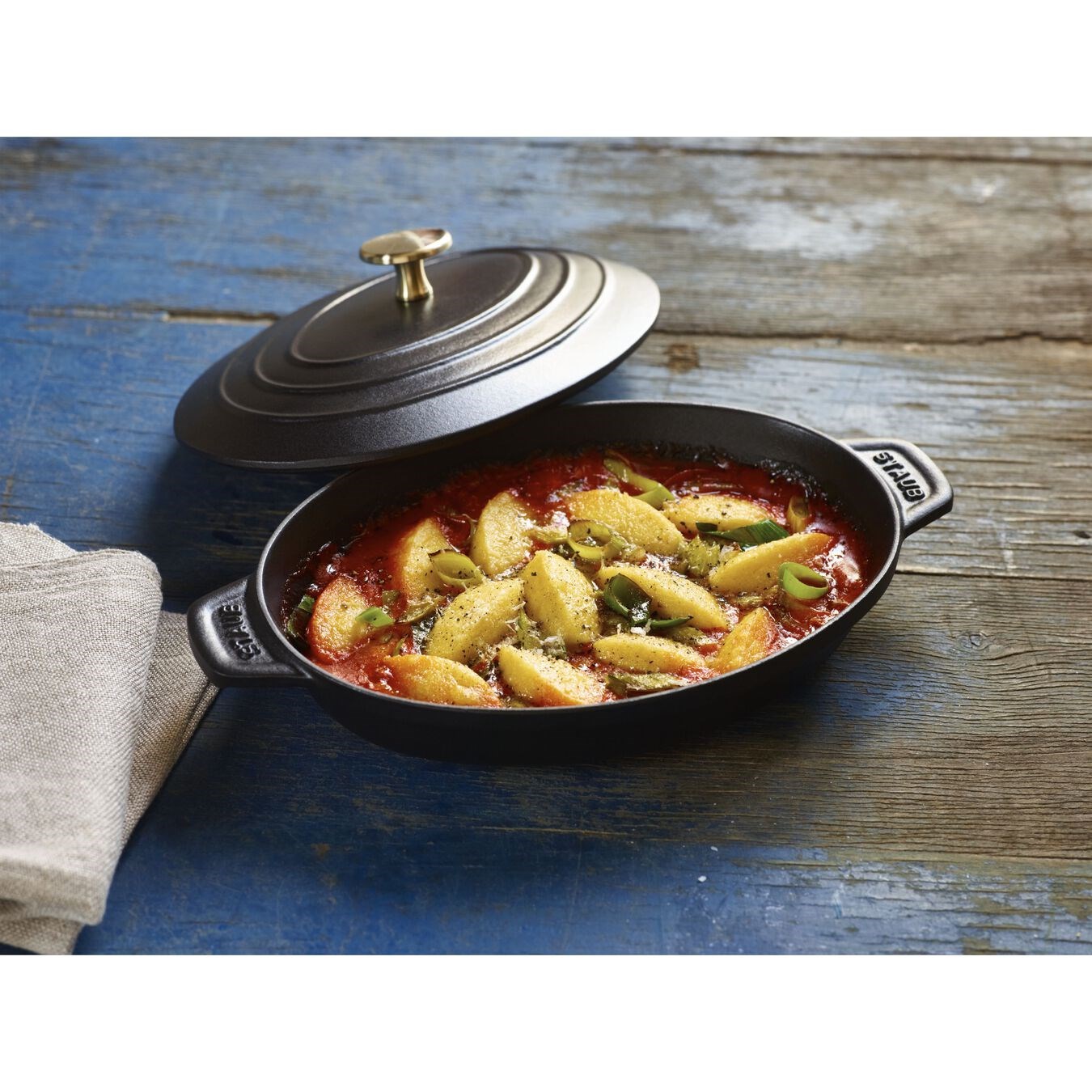 Zapékací oválná forma STAUB s poklicí 23 cm černá_1