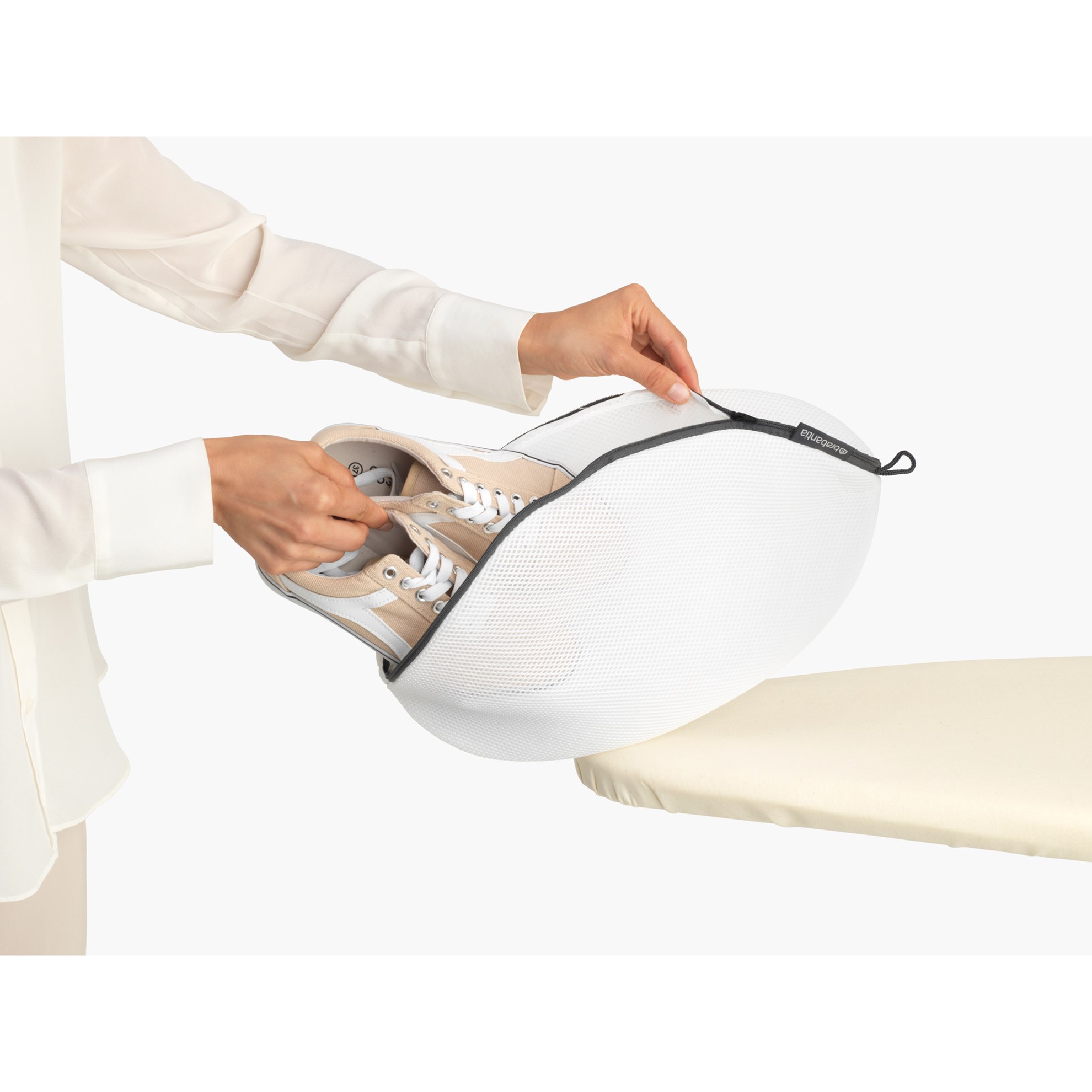 Prací sáček na tenisky Brabantia bílý_1