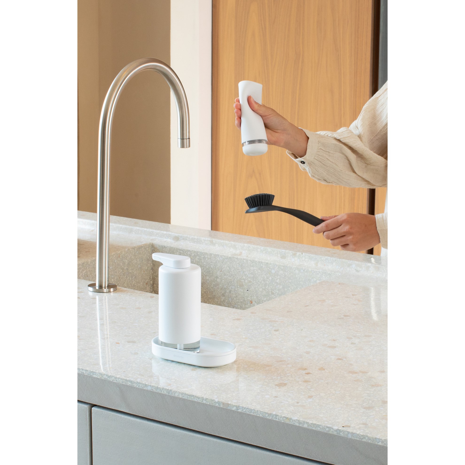 Sada dávkovačů na mýdlo/saponát Brabantia SINKSTYLE 2x200ml bílé_1