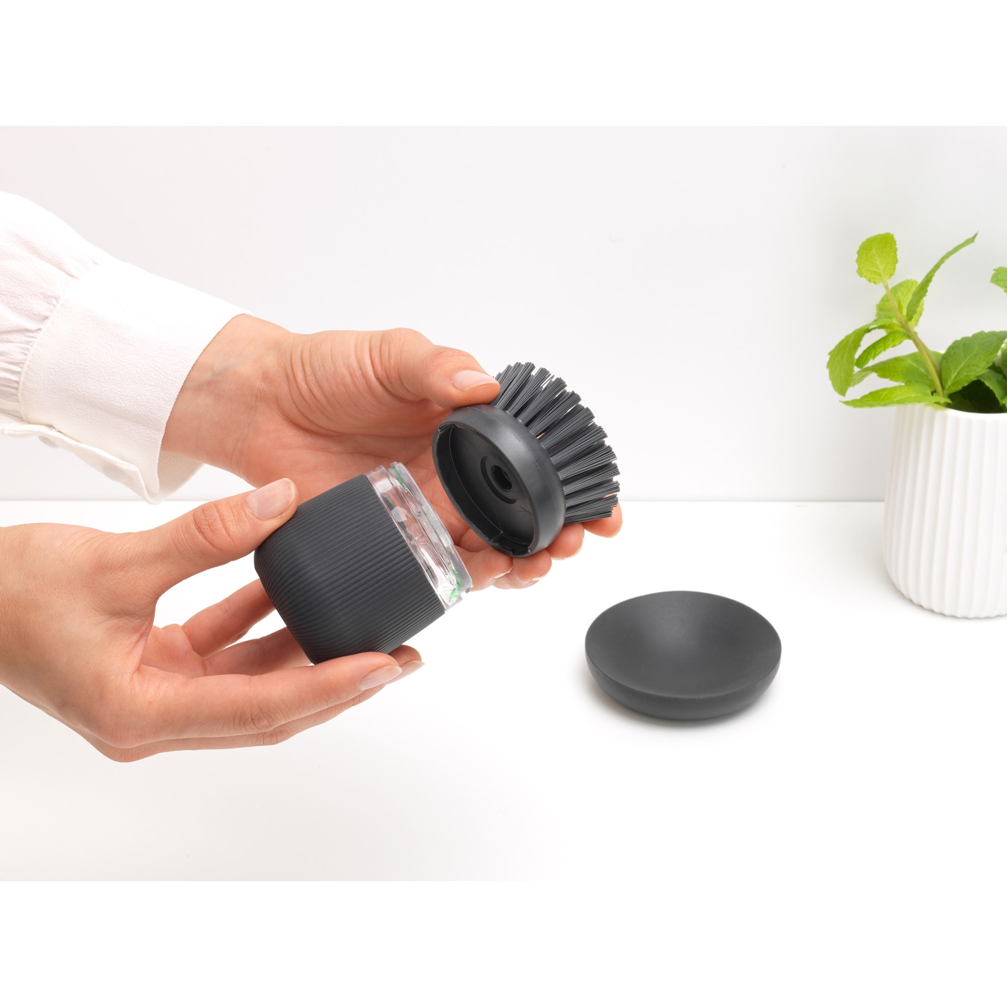 Kartáč na nádobí s dávkovačem mýdla Brabantia tmavě šedý_5