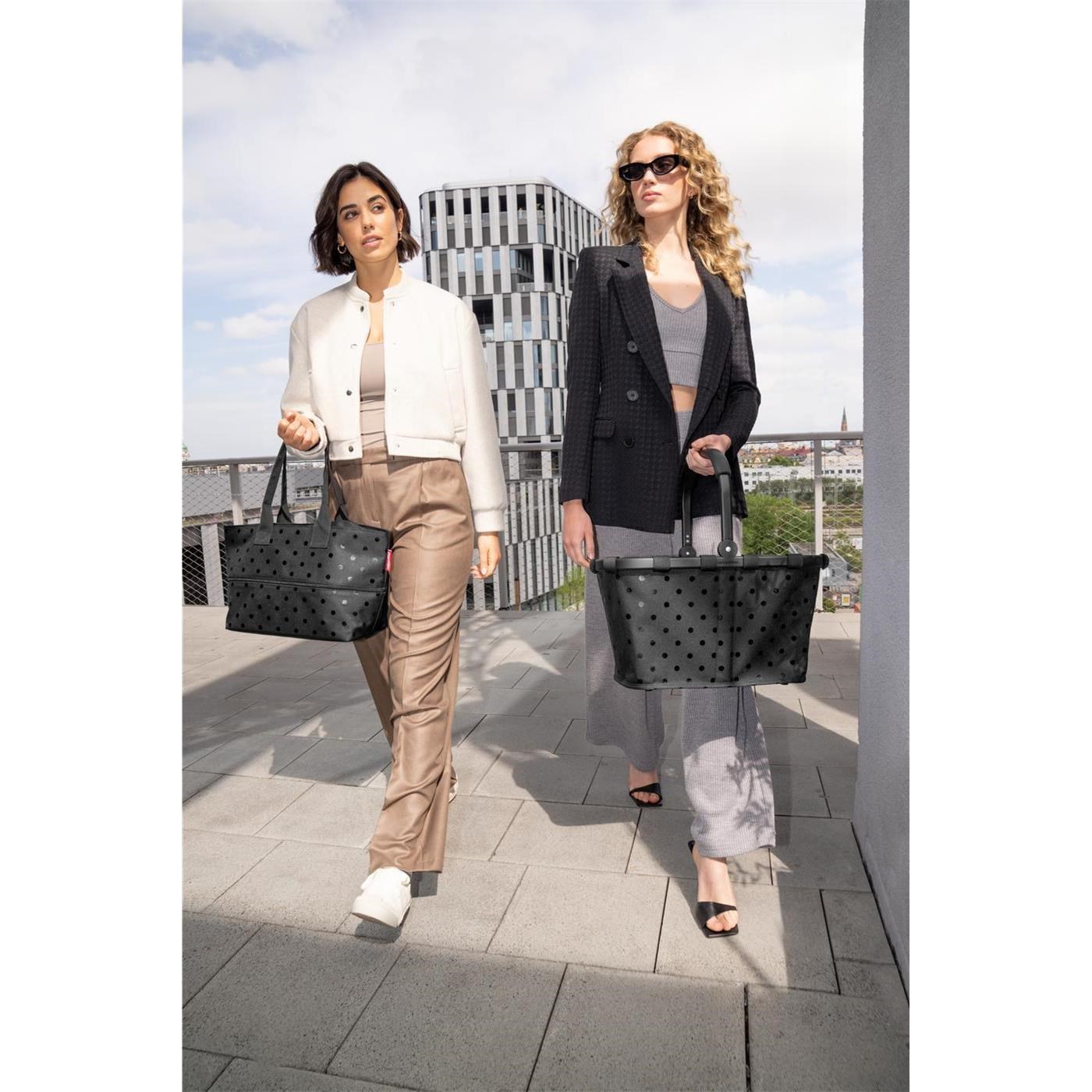 Chytrá taška přes rameno Reisenthel Shopper e1 glossy dots black_4