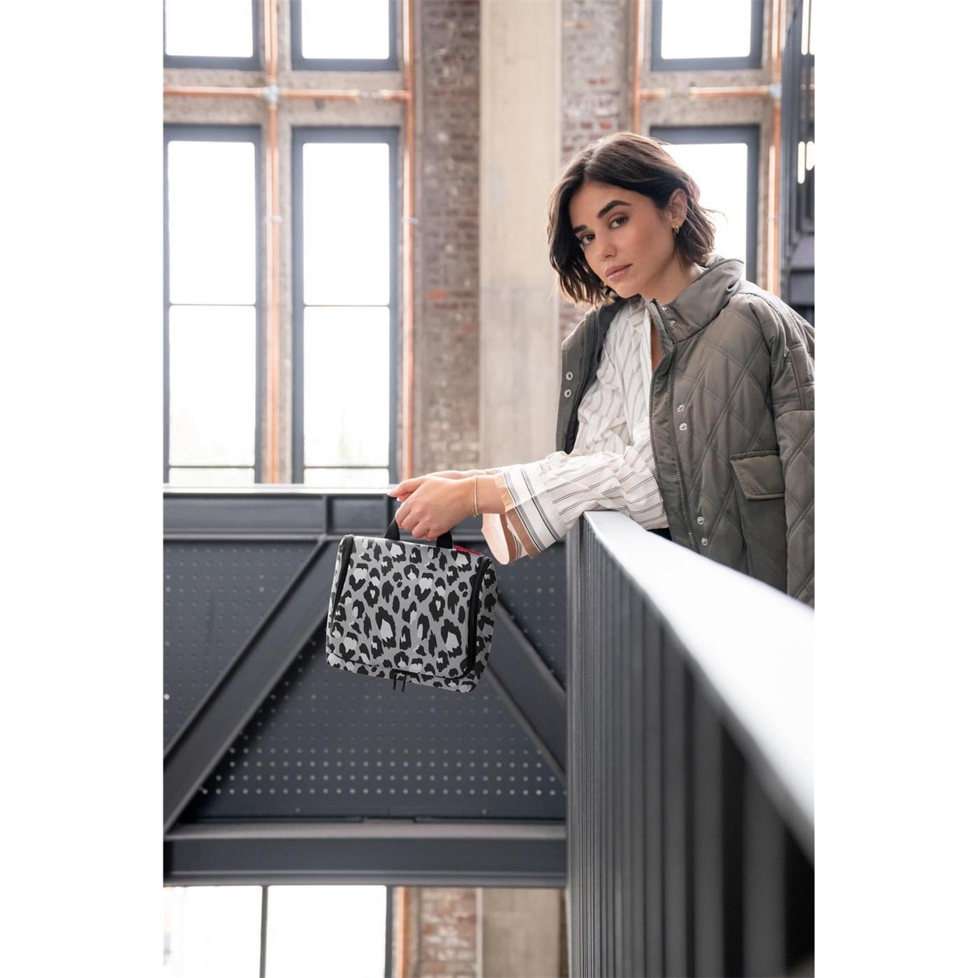 Toaletní taška Reisenthel Toiletbag XL leo nero_1