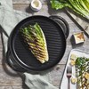 Grilovací pánev STAUB 26cm černá 1l_2