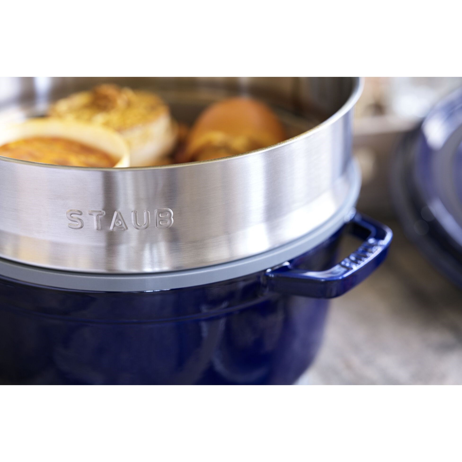 Hrnec STAUB  kulatý 26cm modrý s pařákem 5,2l_0
