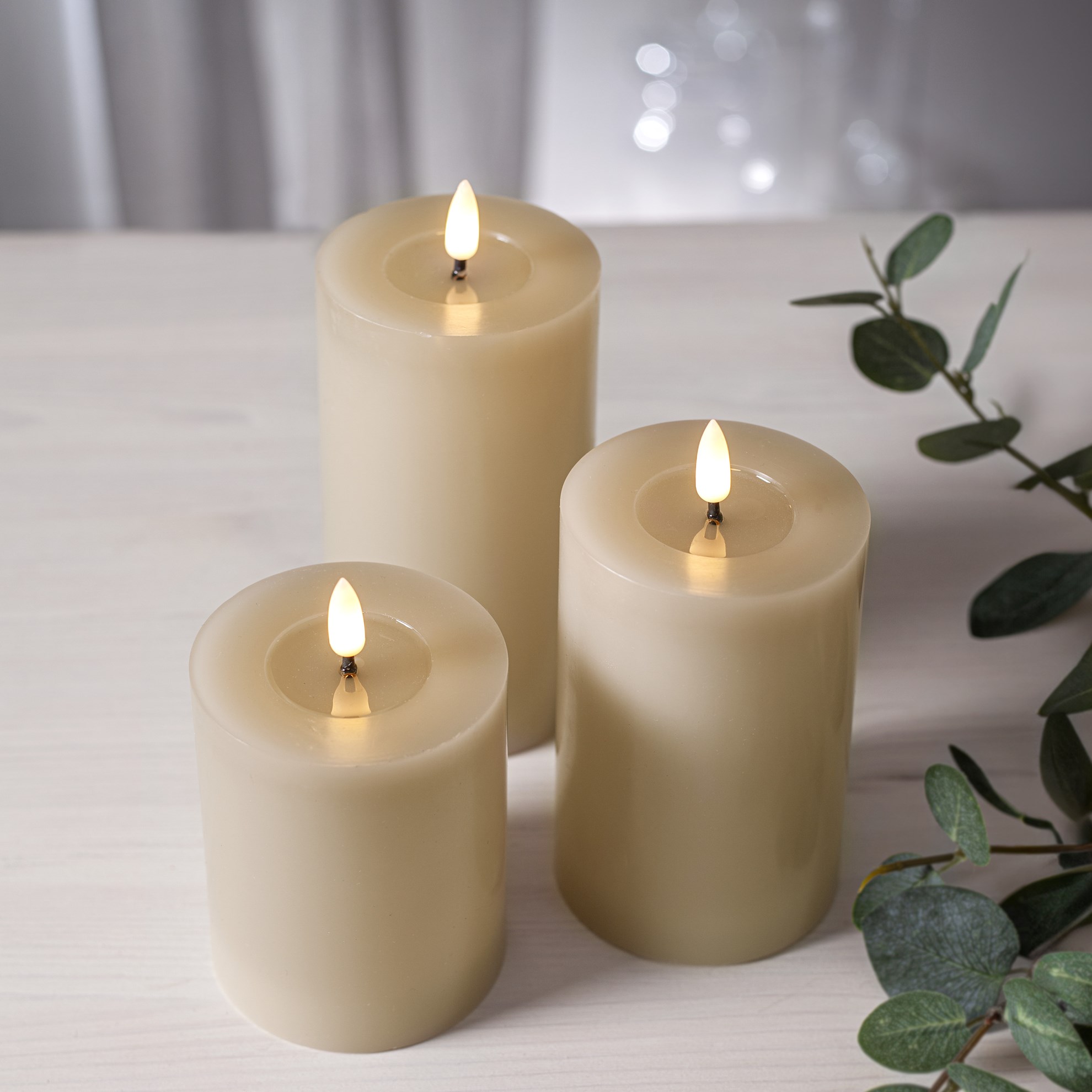LED parafínová svíčka FLAMME 7,5x10 cm, s časovačem, béžová_0