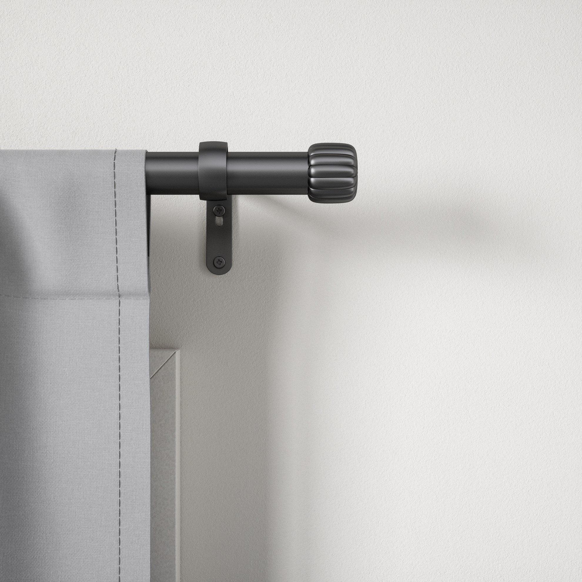 Rozšířitelná garnýž Umbra CLEO 91-168cm černá matná_1