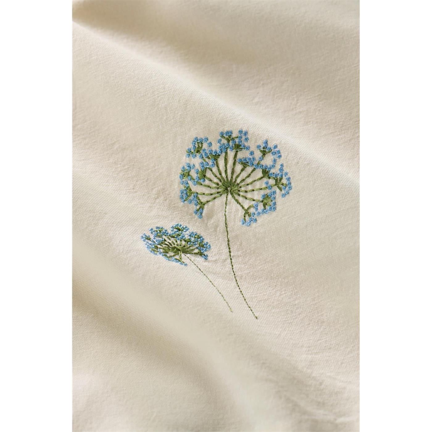 Bavlněná utěrka s výšivkou modrého květu Ib Laursen 50x70 cm_1